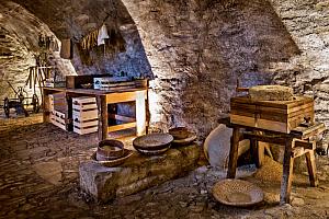Nástroje užívané pro skladování a zpracování potravin od středověku do konce 19. století. Sklep Interaktivní expozice lidských dovedností